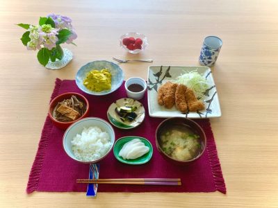 ヘレとんかつ　キャベツかぼちゃのサラダぜんまいと厚揚げの煮物水茄子の浅漬香の物みそ汁デザート　苺 ぶどうの木 デイサービス from Instagram