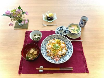 ばら寿司茶碗蒸し新玉ねぎとワカメの酢の物吸い物デザート　プルーン、バナナ、パイナップル ぶどうの木 デイサービス from Instagram