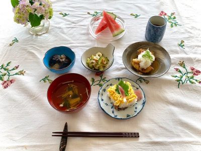 ツナの押し寿司いちじくの揚げ出しなすの味噌煮ゴーヤの炒め物吸い物デザート　すいか ぶどうの木 デイサービス from Instagram