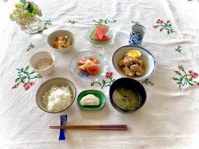 鶏のさっぱり煮高野豆腐の玉子とじ山芋の梅肉和えトマトと新玉ねぎのサラダみそ汁香の物デザート: すいか ぶどうの木 デイサービス from Instagram