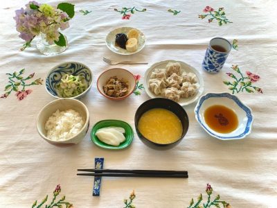 焼売鶏ときゅうり、刺身こんにゃくのサラダきのこのサッと煮コーン卵スープ香の物デザート　バナナ、プルーン ぶどうの木 デイサービス from Instagram