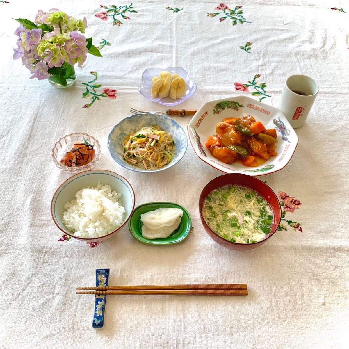 酢鶏春雨サラダサーモンの塩昆布合え卵スープ香の物デザートキウイとバナナ🥝 ぶどうの木 デイサービス from Instagram