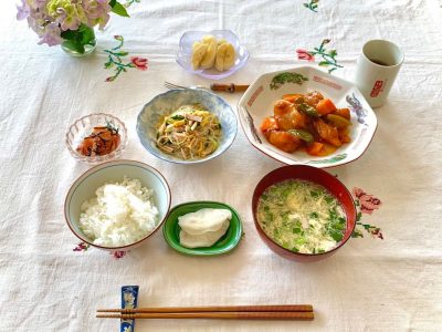 酢鶏春雨サラダサーモンの塩昆布合え卵スープ香の物デザートキウイとバナナ🥝 ぶどうの木 デイサービス from Instagram