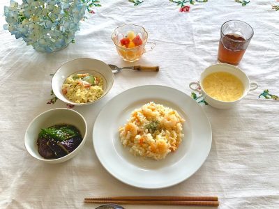 エビピラフマカロニサラダなすとピーマンの揚げ浸し玉子スープデザートフルーツポンチ🥝 ぶどうの木 デイサービス from Instagram