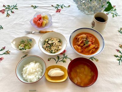 鶏のトマトソース煮豆腐サラダきゅうりと茗荷の酢の物コンソメスープ香の物デザートスイカとキウイ🥝 ぶどうの木 デイサービス from Instagram