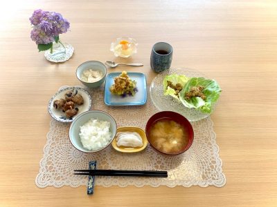 鯖そぼろ　レタス添えプルーンの豚肉巻ゴーヤ、コーン、ちくわのかき揚げ長芋と茗荷の酢の物香の物みそ汁デザート　フルーツゼリー ぶどうの木 デイサービス from Instagram