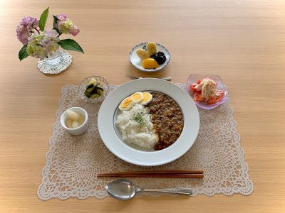 薬膳カレートマトサラダ水茄子の浅漬らっきょうデザート　バナナ桜桃プルーン ぶどうの木 デイサービス from Instagram