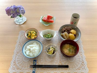 肉じゃがふわふわニラ卵きゅうりと茗荷の酢の物水茄子の浅漬みそ汁デザート　すいか ぶどうの木 デイサービス from Instagram