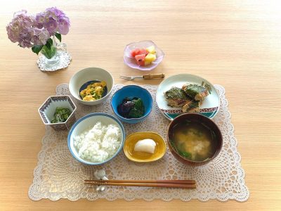 味噌つくねなすとピーマンの揚げ浸しえんどう豆の卵とじきゅうりの酢の物みそ汁香の物デザート スイカとキウイ🥝 ぶどうの木 デイサービス from Instagram