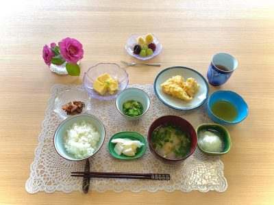 鶏の天ぷら玉子とうふサーモンの塩昆布合えきゅうりの酢の物みそ汁香の物デザートフルーツ盛合せとﾌﾟﾙｰﾝ ぶどうの木 デイサービス from Instagram