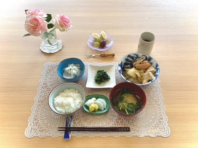 鶏のすき焼き風煮ほうれん草のおひたし新玉ねぎの酢の物みそ汁香の物デザートぶどうとバナナ ぶどうの木 デイサービス from Instagram