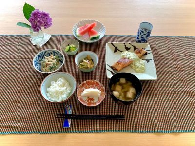 サーモンのネギ味噌ソース白和え水茄子のサラダツナときゅうりの塩昆布和え香の物みそ汁デザート　すいか ぶどうの木 デイサービス from Instagram