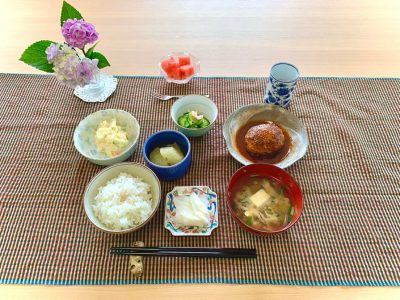煮込みハンバーグポテトサラダ冬瓜の煮物きゅうり、新生姜、茗荷、カニかまの酢の物香の物みそ汁デザート　すいか ぶどうの木 デイサービス from Instagram