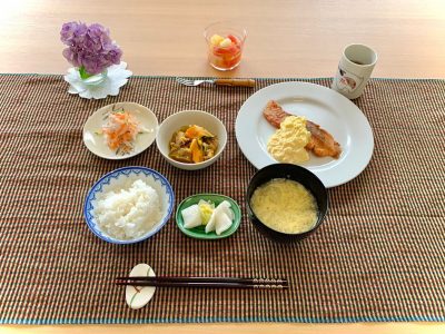 サーモンのムニエルタルタルソースのせかぼちゃの煮物３色なます玉子スープ香の物デザートフルーツポンチ ぶどうの木 デイサービス from Instagram