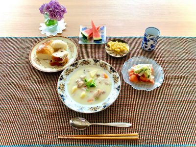 チキンクリームシチュートマトのサラダコーンの天ぷら焼きたてパンデザート  スイカ ぶどうの木 デイサービス from Instagram