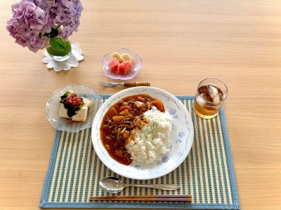 ハヤシライス豆腐のとワカメのサラダ(大葉トマトドレッシング)デザートスイカとバナナ ぶどうの木 デイサービス from Instagram