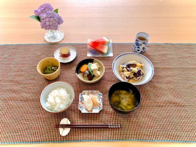 茄子と豚肉のおろしポン酢高野豆腐と野菜の煮物じゃこピーマンさつま芋の甘露煮みそ汁香の物(スイカの糠漬け)デザート  スイカ ぶどうの木 デイサービス from Instagram