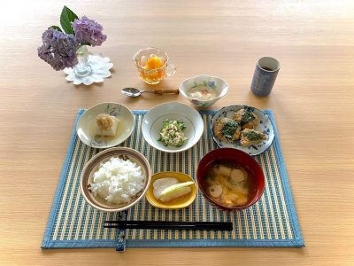 味噌つくね長芋の酢の物鶏ときゅうりのサラダ冷奴(じゃこおろしポン酢)みそ汁香の物デザート フルーツポンチ ぶどうの木 デイサービス from Instagram