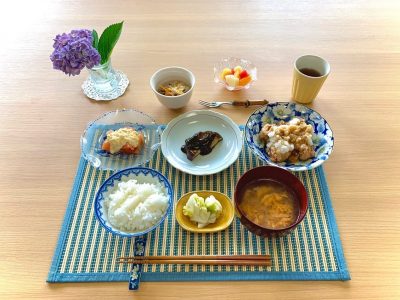 鶏のおろしポン酢のせなす田楽切干大根トマトサラダ玉子スープ香の物デザートフルーツポンチ🥭 ぶどうの木 デイサービス from Instagram