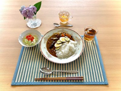 夏野菜カレーキャベツとむね肉のサラダデザートフルーツゼリー ぶどうの木 デイサービス from Instagram