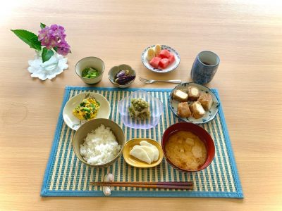肉巻き厚揚げにら卵茄子の焼き浸し冷奴(だしのせ)きゅうりの酢の物みそ汁香の物デザートスイカとバナナ ぶどうの木 デイサービス from Instagram