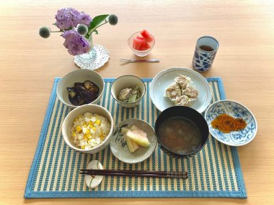 焼売中華風和え物ナスの焼き浸しコーンご飯冬瓜とトマトのスープ香の物デザート　すいか ぶどうの木 デイサービス from Instagram