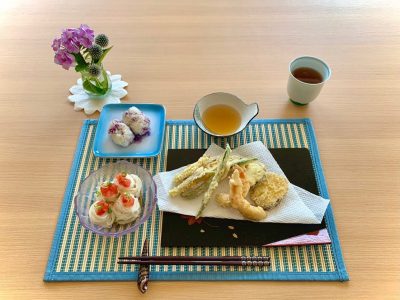 ぶっかけ素麺天ぷら  海老､茄子､茗荷､さつま芋  かぼちゃ､いんげんしそおにぎりデザートイチゴのババロア ぶどうの木 デイサービス from Instagram
