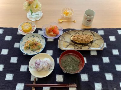 イカとニラのチヂミ韓国風焼きナストマトサラダコーンゆかりおにぎりワカメスープデザートフルーツゼリー ぶどうの木 デイサービス from Instagram