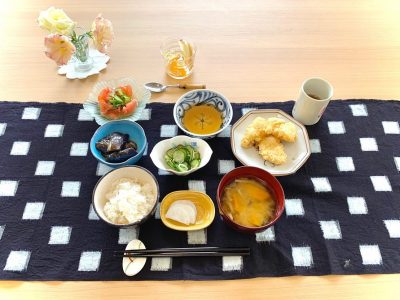 鶏の天ぷら焼き茄子の甘味噌和えきゅうりの酢の物トマトサラダかぼちゃのみそ汁香の物デザートフルーツゼリー ぶどうの木 デイサービス from Instagram