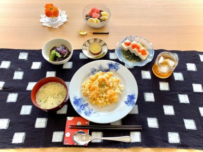 エビピラフ茄子とオクラの揚げ浸し豆腐のタラコのせサラダさつま芋の甘露煮玉子スープデザート コーヒーゼリー ぶどうの木 デイサービス from Instagram