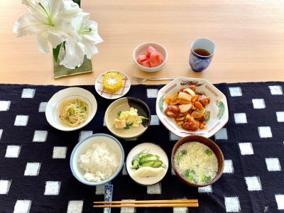 酢鶏春雨の中華サラダ麩の玉子とじゆでとうもろこしみそ汁香の物(きゅうりの糠漬)デザート スイカ ぶどうの木 デイサービス from Instagram