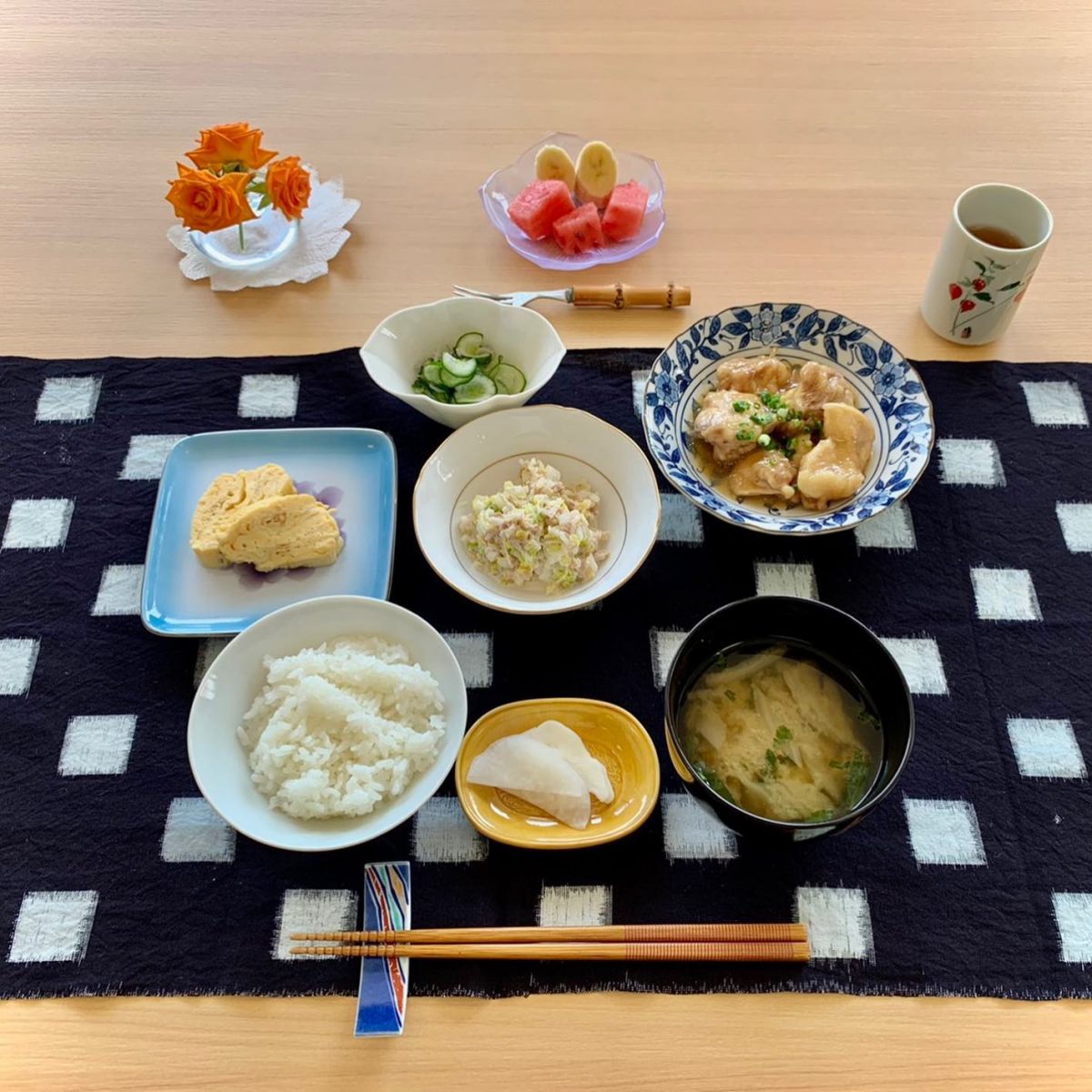 鶏のくわ煮ツナと白菜のサラダだし巻き玉子きゅうりの酢の物みそ汁香の物デザートスイカとバナナ ぶどうの木 デイサービス from Instagram