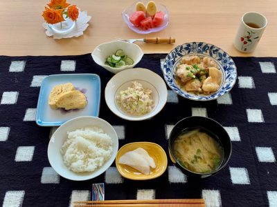 鶏のくわ煮ツナと白菜のサラダだし巻き玉子きゅうりの酢の物みそ汁香の物デザートスイカとバナナ ぶどうの木 デイサービス from Instagram