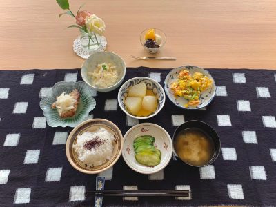 鰹のエスカベッシュ冬瓜の煮物ゴーヤとコーンとちくわのかき揚げ鯛の身入りポテトサラダみそ汁香の物デザートプルーン、バナナ、黄桃 ぶどうの木 デイサービス from Instagram