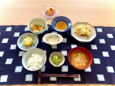 鶏の天ぷら高野豆腐の玉子とじ山芋の酢の物トウモロコシみそ汁きゅうりの糠漬けデザートもも ぶどうの木 デイサービス from Instagram