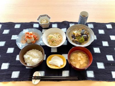 茄子とピーマンの甘味噌炒め春雨サラダ冷奴(青じそトマトのせ)しらすおろしみそ汁香の物デザートミックスジュース ぶどうの木 デイサービス from Instagram