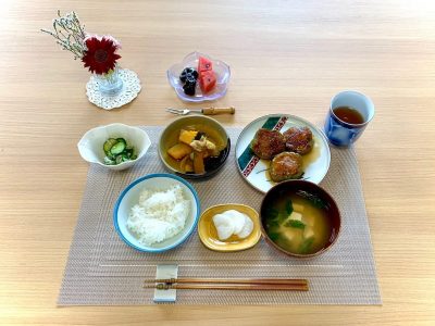 ピーマンの肉詰めカボチャの煮物きゅうりの酢の物みそ汁香の物デザートスイカとプルーン ぶどうの木 デイサービス from Instagram