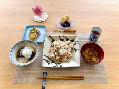 鮭寿司揚げなすのとろろかけ鶏そぼろ入り卵焼き吸い物デザート　バナナ、プルーン ぶどうの木 デイサービス from Instagram
