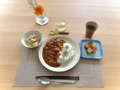 ハヤシライスマカロニサラダさつま芋の甘露煮デザートもものゼリー ぶどうの木 デイサービス from Instagram