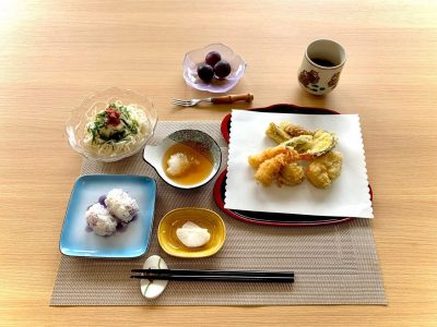 梅おろし素麺天ぷら(茄子・さつま芋・いんげん・かぼちゃ・ちくわ・海老)小さなおにぎりデザートピオーネ ぶどうの木 デイサービス from Instagram