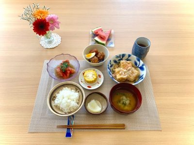 揚げ出し豆腐甘酢団子トウモロコシトマトサラダみそ汁香の物デザートスイカ ぶどうの木 デイサービス from Instagram