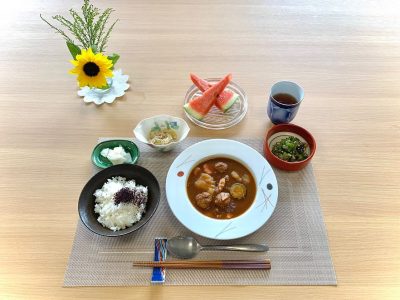 ロール豚肉のシチュー白菜とツナのサラダオクラの和え物香の物デザートすいか ぶどうの木 デイサービス from Instagram