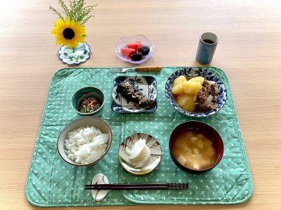 肉じゃが焼き茄子梅肉入り胡瓜の酢の物みそ汁香の物デザートスイカとプルーン ぶどうの木 デイサービス from Instagram