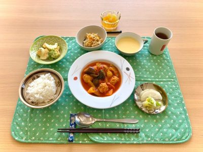 チキンボールと夏野菜のトマト煮込みブロッコリーと玉子のサラダ切り干し大根煮コーンポタージュ香の物デザートマンゴーゼリー🥭 ぶどうの木 デイサービス from Instagram