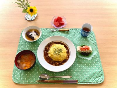 オムライス豆腐のサラダ野菜のコンソメスープ茄子のとろろかけデザートスイカ ぶどうの木 デイサービス from Instagram