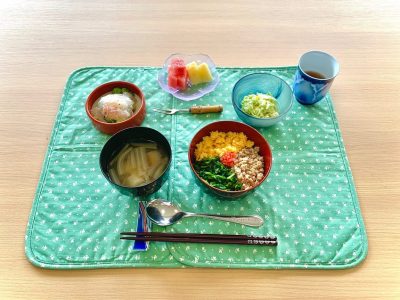 三色丼レタスのコールスローサラダブロッコリーのカニカマあんかけ味噌汁デザートスイカとメロン ぶどうの木 デイサービス from Instagram