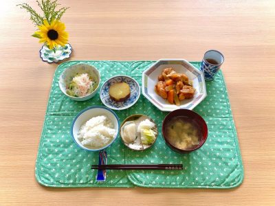 おはようございます8/24メニュー酢鶏春雨サラダ焼き芋玉子スープ香の物デザートミックスジュース ぶどうの木 デイサービス from Instagram