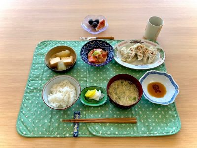 焼き餃子冬瓜と厚揚げの煮物トマトのサラダ玉子スープ香の物デザートブドウといちじく ぶどうの木 デイサービス from Instagram