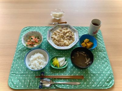 麻婆豆腐棒々鶏風サラダカボチャの煮物中華スープデザート　梨🍐 ぶどうの木 デイサービス from Instagram