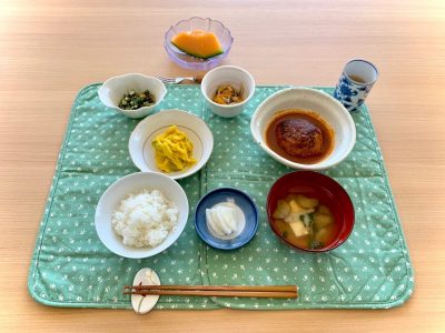 煮込みハンバーグかぼちゃのサラダオクラの和え物切り干し大根香の物みそ汁デザートメロン ぶどうの木 デイサービス from Instagram